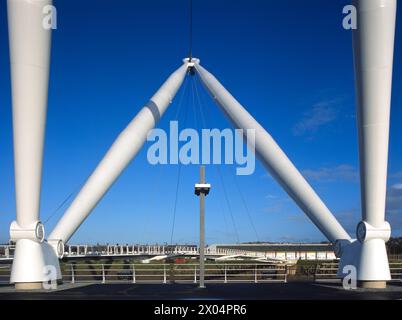 Ikonische Fußgängerbrücke über den Fluss Usk in Newport, Gwent Stockfoto