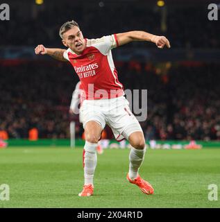 London, Großbritannien. April 2024 - Arsenal gegen Bayern München - Champions League - Emirates Stadium. Leandro Trossard feiert sein Ziel, 2:2 auszugleichen. Bildnachweis: Mark Pain / Alamy Live News Stockfoto