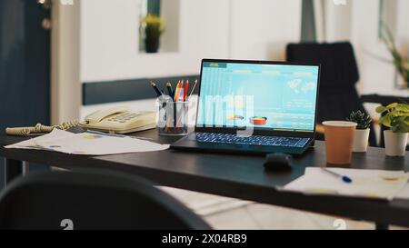 Finanzbörsendiagramme mit Diagrammen und Aktienzahlen auf Notebooks, die Gewinne und Verluste dynamisch im Zeitverlauf darstellen. Ändern der auf dem Notebook-Bildschirm im Büro angezeigten Indexlisten Stockfoto