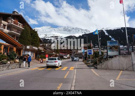 Alpine Straßenszene im Skigebiet Verbier, Schweiz Stockfoto