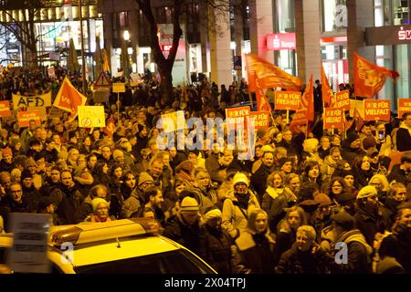 Wiesbaden, 24. Januar 2024. Tausende von Menschen nehmen an der Demonstration unter dem Motto „Verteidigung der Demokratie“ Teil. Stockfoto