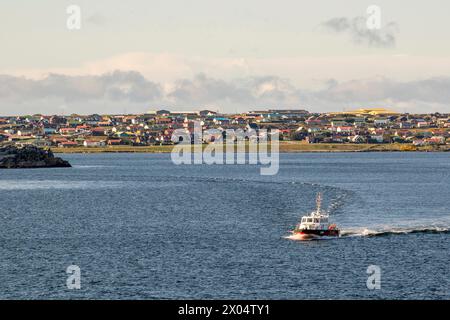 Pilotboot im Port William Kanal nach Stanley, Falklandinseln, Samstag, 02. Dezember 2023. Foto: David Rowland / One-Image.com Stockfoto