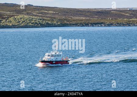 Pilotboot im Port William Kanal nach Stanley, Falklandinseln, Samstag, 02. Dezember 2023. Foto: David Rowland / One-Image.com Stockfoto