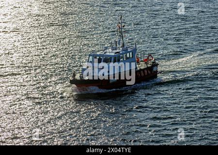 Pilotboot im Port William Kanal nach Stanley, Falklandinseln, Samstag, 02. Dezember 2023. Foto: David Rowland / One-Image.com Stockfoto