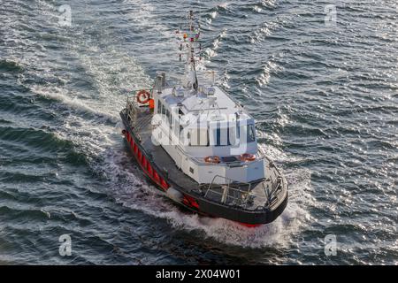 Pilotboot im Port William Kanal nach Stanley, Falklandinseln, Samstag, 02. Dezember 2023. Foto: David Rowland / One-Image.com Stockfoto