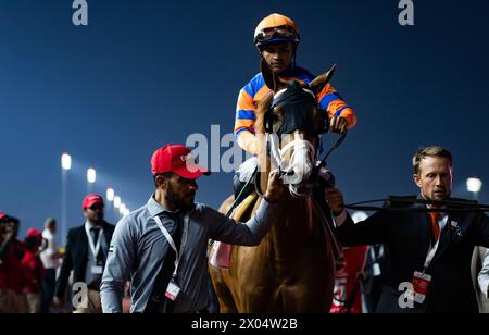 Crupi und Luis Saez starten zum G1 Emirates Dubai World Cup 2024, Meydan Racecourse, 24.03.30. Credit JTW equine Images / Alamy. Stockfoto