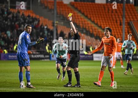 Schiedsrichter Ross Joyce gibt Jay Lynch aus Fleetwood Townim Sky Bet League 1 Spiel Blackpool gegen Fleetwood Town in Bloomfield Road, Blackpool, Vereinigtes Königreich, 9. April 2024 (Foto: Craig Thomas/News Images) Stockfoto