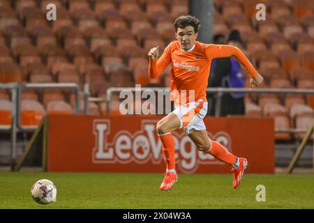 Kyle Joseph von Blackpool macht eine Pause mit dem Ball während des Spiels der Sky Bet League 1 Blackpool gegen Fleetwood Town in Bloomfield Road, Blackpool, Vereinigtes Königreich, 9. April 2024 (Foto: Craig Thomas/News Images) Stockfoto