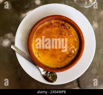 Zarte Crema catalana mit Karamellkruste in Tonschüssel Stockfoto