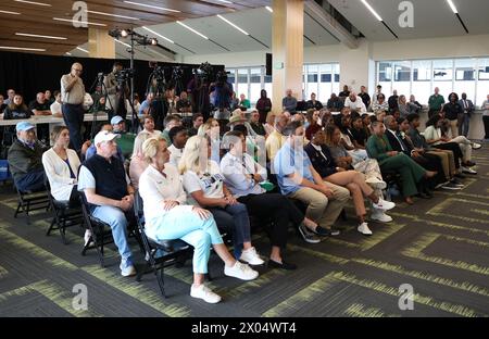 New Orleans, USA. April 2024. Ein überfülltes Publikum aus Medien, ehemaligen Spielern, aktuellen Mitarbeitern und Spielern zeigt ihre Unterstützung während einer Pressekonferenz, in der Ashley Langford als neue Chefbasketballtrainerin für Frauen im Jim Hill and Avram Glazer Family Club Room im Yulman Stadium auf dem Campus der Tulane University in New Orleans vorgestellt wird. Louisiana am Dienstag, 9. April 2024. (Foto: Peter G. Forest/SipaUSA) Credit: SIPA USA/Alamy Live News Stockfoto