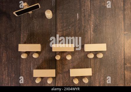 Holzfiguren Pfostenpuppen stehen über Holzwürfel unter anderem mit Ja- oder Nein-Symbol. Offenheit Stockfoto