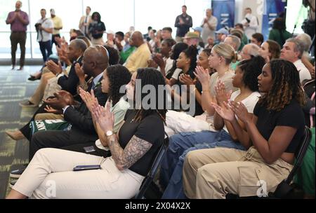 New Orleans, USA. April 2024. Aktuelle Basketballmitarbeiter und -Spieler klatschen alle während einer Pressekonferenz, in der Ashley Langford als neue Cheftrainerin für Frauen am Dienstag, den 9. April 2024, im Jim Hill and Avram Glazer Family Club Room im Yulman Stadium auf dem Campus der Tulane University in New Orleans, Louisiana vorgestellt wird. (Foto: Peter G. Forest/SipaUSA) Credit: SIPA USA/Alamy Live News Stockfoto