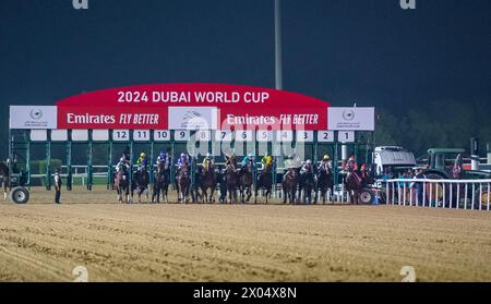 Das G1 Emirates Dubai World Cup-Feld 2024 beginnt das Rennen, das von Laurel River und Tadhg O’Shea gewonnen wurde. Credit JTW equine Images / Alamy. Stockfoto