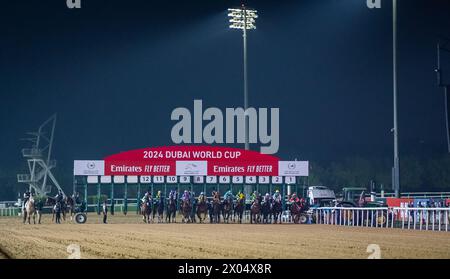 Das G1 Emirates Dubai World Cup-Feld 2024 beginnt das Rennen, das von Laurel River und Tadhg O’Shea gewonnen wurde. Credit JTW equine Images / Alamy. Stockfoto