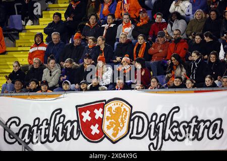 BREDA - Banner für Caitlin Dijkstra von Holland Women während des Qualifikationsspiels für Frauen in der Gruppe A1 zwischen den Niederlanden und Norwegen im Rat Verlegh Stadion am 9. April 2024 in Breda, Niederlande. ANP | Hollandse Hoogte | MAURICE VAN STEEN Stockfoto