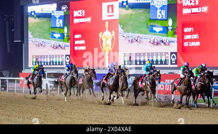 Das G1 Emirates Dubai World Cup-Feld 2024 beginnt das Rennen, das von Laurel River und Tadhg O’Shea gewonnen wurde. Credit JTW equine Images / Alamy. Stockfoto