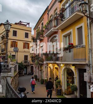 Geschäfte und Cafés säumen eine kleine Straße in der sizilianischen Stadt Taormina Sizilien Stockfoto