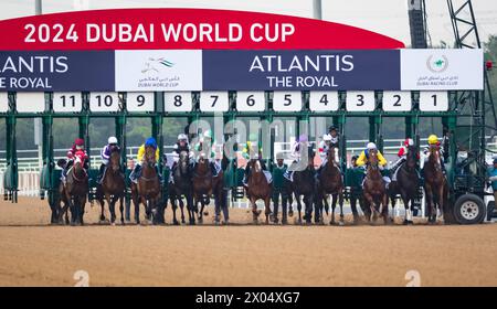 Das Feld für das 2024 Group 2 VAE Derby beginnt das Rennen auf der Meydan Racecourse, 24.03.30. Credit JTW equine Images / Alamy. Stockfoto