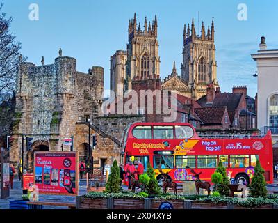 UK, North Yorkshire, York, Bootham Bar und York Minster West Towers Stockfoto