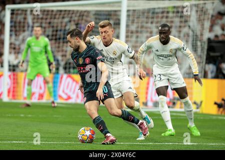 Madrid, Espagne. April 2024. Bernardo Silva von Manchester City, Toni Kroos von Real Madrid, Ferland Mendy von Real Madrid während der UEFA Champions League, Viertelfinale, 1. Legs-Fußballspiel zwischen Real Madrid und Manchester City am 9. April 2024 im Estadio Santiago Bernabeu-Stadion in Madrid, Spanien - Foto Jean Catuffe/DPPI Credit: DPPI Media/Alamy Live News Stockfoto