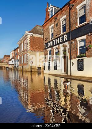 UK, North Yorkshire, York, Überschwemmung entlang des Flusses Ouse bei King's Staith. Stockfoto