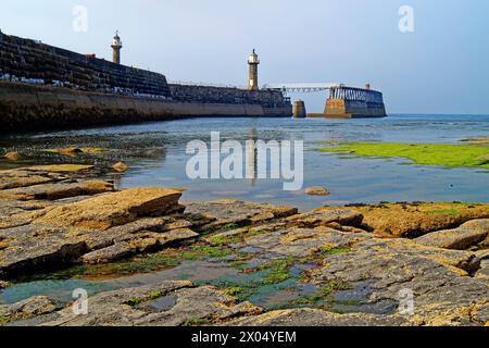 UK, North Yorkshire, Whitby Harbour Entrance und Leuchttürme. Stockfoto