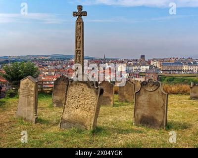 Großbritannien, North Yorkshire, Whitby, St Mary's Church, Caedmon's Cross und Friedhof. Stockfoto