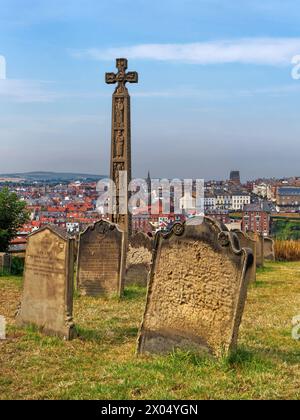 Großbritannien, North Yorkshire, Whitby, St Mary's Church, Caedmon's Cross und Friedhof. Stockfoto