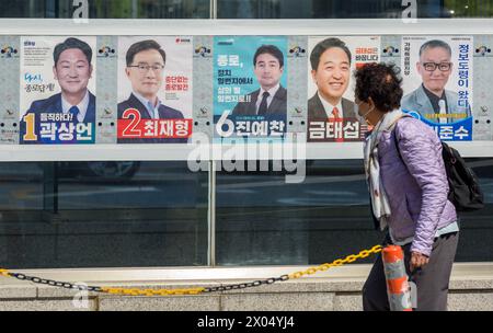 Seoul, Südkorea. April 2024. Die Menschen gehen an Plakaten von Kandidaten vorbei, die für die bevorstehenden Parlamentswahlen in Seoul kandidieren. Die Parlamentswahlen finden am 10. April statt. (Credit Image: © Kim Jae-Hwan/SOPA Images via ZUMA Press Wire) NUR REDAKTIONELLE VERWENDUNG! Nicht für kommerzielle ZWECKE! Stockfoto