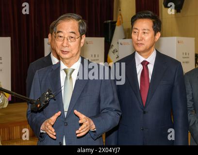 Seoul, Südkorea. April 2024. Der südkoreanische Premierminister Han Duck-soo (L) und der Bürgermeister von Seoul Oh SE-hoon (R) besuchen eine Wahlstation in Seoul. Die Parlamentswahlen finden am 10. April statt. (Credit Image: © Kim Jae-Hwan/SOPA Images via ZUMA Press Wire) NUR REDAKTIONELLE VERWENDUNG! Nicht für kommerzielle ZWECKE! Stockfoto