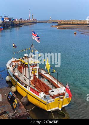 Großbritannien, North Yorkshire, Whitby Harbour mit Blick auf die Leuchttürme des Hafens. Stockfoto