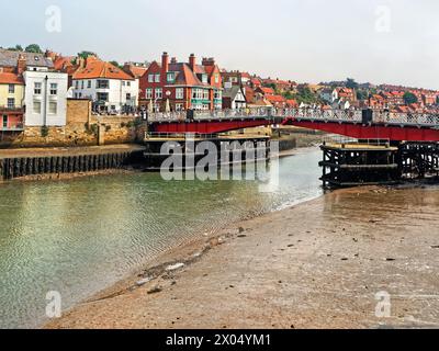 UK, North Yorkshire, Whitby Harbour und Swing Bridge. Stockfoto