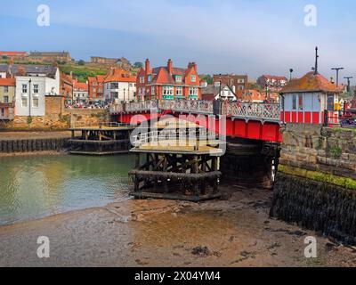 UK, North Yorkshire, Whitby Harbour und Swing Bridge. Stockfoto