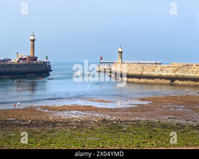 UK, North Yorkshire, Whitby Harbour Entrance und Leuchttürme während der Whitby Regatta. Stockfoto