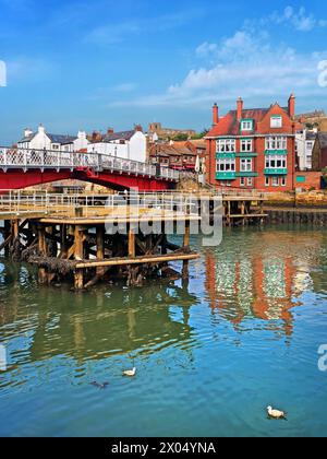 UK, North Yorkshire, Whitby Harbour und Swing Bridge. Stockfoto