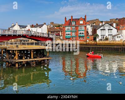 UK, North Yorkshire, Whitby Harbour und Swing Bridge. Stockfoto