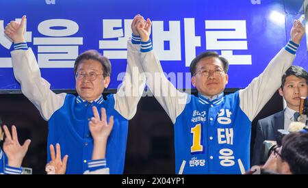 Seoul, Südkorea. April 2024. Südkoreas wichtigster Oppositionsführer der Demokratischen Partei Lee Jae-myung (L) schließt sich während des Wahlkampfs der Partei in Seoul dem Kandidaten seiner Partei Kang Tae-woong (R) an. Die Parlamentswahlen finden am 10. April statt. (Credit Image: © Kim Jae-Hwan/SOPA Images via ZUMA Press Wire) NUR REDAKTIONELLE VERWENDUNG! Nicht für kommerzielle ZWECKE! Stockfoto