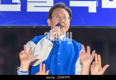 Seoul, Südkorea. April 2024. Südkoreas wichtigster oppositioneller Vorsitzender der Demokratischen Partei, Lee Jae-myung, spricht während des Wahlkampfs seiner Partei in Seoul mit seinen Anhängern. Die Parlamentswahlen finden am 10. April statt. (Credit Image: © Kim Jae-Hwan/SOPA Images via ZUMA Press Wire) NUR REDAKTIONELLE VERWENDUNG! Nicht für kommerzielle ZWECKE! Stockfoto