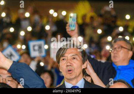 Seoul, Südkorea. April 2024. Cho Kuk (C), Vorsitzender der Südkoreanischen Partei für den Wiederaufbau Koreas, bejubelt seine Anhänger während des Wahlkampfs seiner Partei in Seoul. Die Parlamentswahlen finden am 10. April statt. (Credit Image: © Kim Jae-Hwan/SOPA Images via ZUMA Press Wire) NUR REDAKTIONELLE VERWENDUNG! Nicht für kommerzielle ZWECKE! Stockfoto