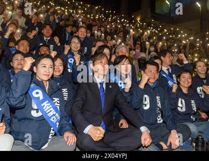 Seoul, Südkorea. April 2024. Cho Kuk (C), Vorsitzender der Südkoreanischen Partei für den Wiederaufbau Koreas, bejubelt seine Anhänger während des Wahlkampfs seiner Partei in Seoul. Die Parlamentswahlen finden am 10. April statt. (Credit Image: © Kim Jae-Hwan/SOPA Images via ZUMA Press Wire) NUR REDAKTIONELLE VERWENDUNG! Nicht für kommerzielle ZWECKE! Stockfoto