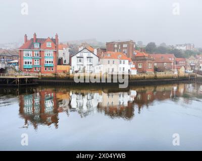 UK, North Yorkshire, Whitby Harbour und River Esk. Stockfoto