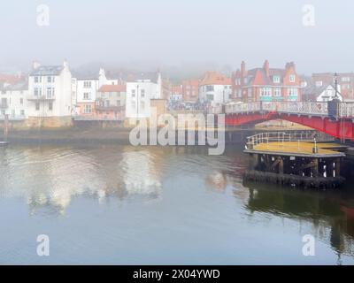 UK, North Yorkshire, Whitby Harbour und Swing Bridge. Stockfoto