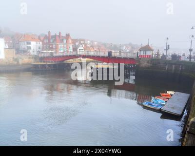 UK, North Yorkshire, Whitby Harbour und Swing Bridge. Stockfoto