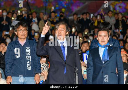 Seoul, Südkorea. April 2024. Cho Kuk, Vorsitzender der Südkoreanischen Partei für den Wiederaufbau Koreas, spricht während der Parlamentswahlen seiner Partei in Seoul mit seinen Anhängern. Die Parlamentswahlen finden am 10. April statt. (Credit Image: © Kim Jae-Hwan/SOPA Images via ZUMA Press Wire) NUR REDAKTIONELLE VERWENDUNG! Nicht für kommerzielle ZWECKE! Stockfoto