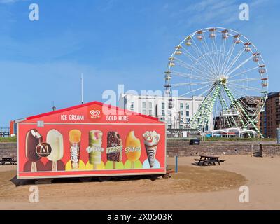 UK, Somerset, Weston Super Mare, Weston Wheel und Ice Cream Kiosk. Stockfoto