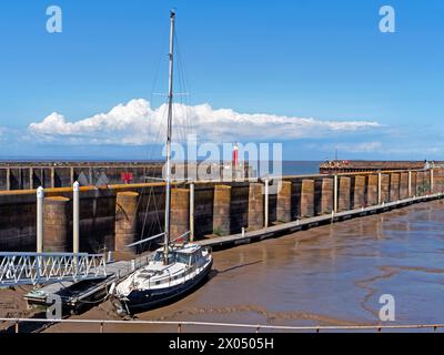 UK, Somerset, Watchet Harbour Marina, Harbour und Lighthouse. Stockfoto