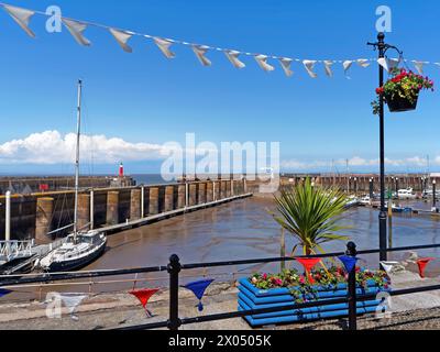 UK, Somerset, Watchet Harbour Marina, Harbour und Lighthouse. Stockfoto