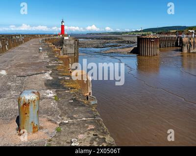 UK, Somerset, Watchet Harbour Lighthouse und Eingang zum Hafen. Stockfoto