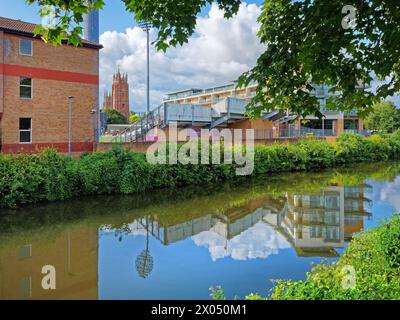 UK, Somerset, Taunton, River Tone und Somerset County Cricket Ground. Stockfoto