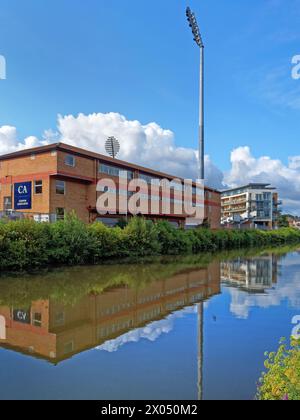 UK, Somerset, Taunton, River Tone und Somerset County Cricket Ground. Stockfoto